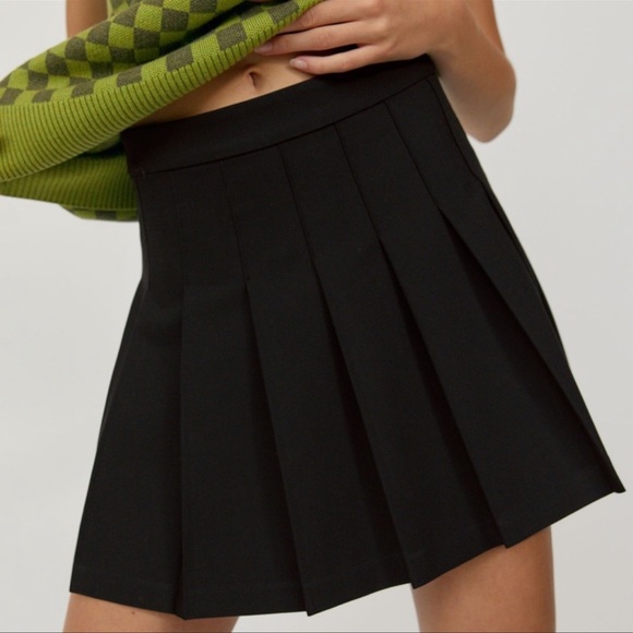 ✨Host Pick✨NWOT Aritzia Sunday Best Olive Mini 15" Skirt in Black - Picture 3 of 10